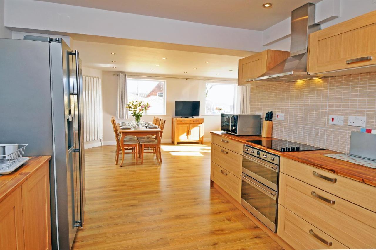 Whitby Spacious Rugby Field Cottage With Off-Street Parking And Ev Fast Point For Electric Cars Exterior foto