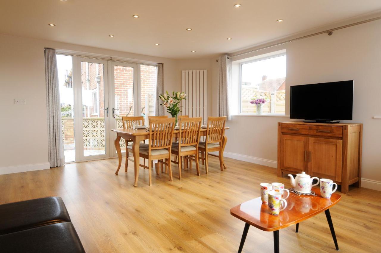 Whitby Spacious Rugby Field Cottage With Off-Street Parking And Ev Fast Point For Electric Cars Exterior foto